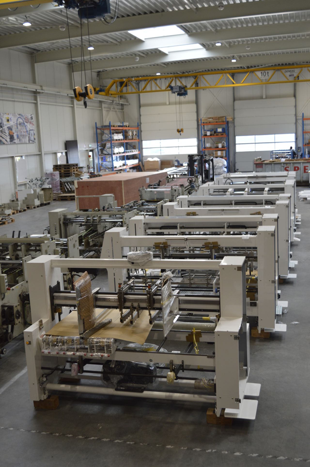 Delivery specialty folder-gluer machine
